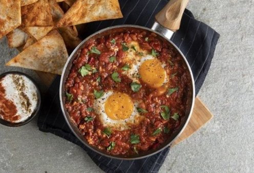 Πρωινό με τον Άκη Πετρετζίκη! Αυγά Shakshuka - Για να ξεκινήσει σωστά η μέρα σας (βίντεο)