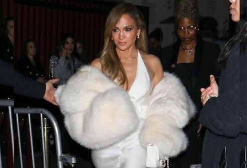 Η Jennifer Lopez κλαίει! Ωστόσο έβαλε μία μίνι αέρινη τουαλέτα λεβάντα & ένα τριζατο cream slip dress που πάλι αφήνουν εποχή (φωτό-βίντεο)