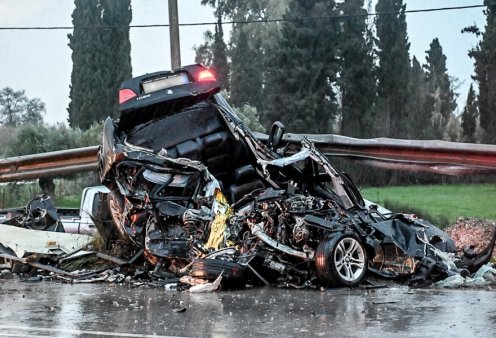 Τρομακτικές φωτό από τροχαίο στον Πύργο: Άμορφη μάζα το αυτοκίνητο από τη σύγκρουση με λεωφορείο του ΚΤΕΛ - Χαροπαλεύει ο 24χρονος οδηγός του ΙΧ