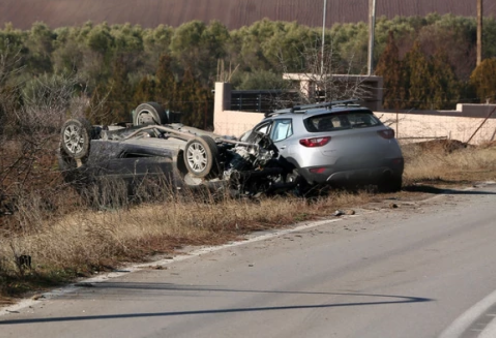 Δείτε φωτογραφίες από τρομακτικό τροχαίο στη Μηχανιώνα - Στο αναποδογυρισμένο όχημα επέβαινε μητέρα με το παιδί της 