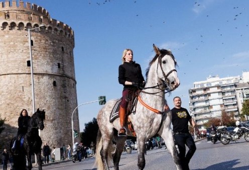 Θεσσαλονίκη: Βγήκαν με τα άλογα τους βόλτα στον Λευκό Πύργο - Δείτε εντυπωσιακές φωτό