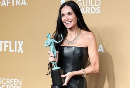 SAG Awards 2025: Σάρωσε η Ντέμι Μουρ ως η Καλύτερη Ηθοποιός - Κούκλα στα 62 της με δερμάτινο Bottega veneta φόρεμα (φωτό-βίντεο)