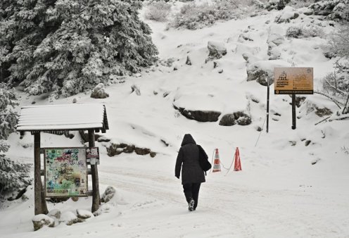 Νέο έκτακτο δελτίο επιδείνωσης καιρού με χιονοπτώσεις: Πολικές θερμοκρασίες με -10 βαθμούς Κελσίου - Οι πιο κρύες περιοχές της χώρας - Χιονίζει στην Πάρνηθα