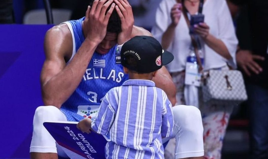 Φωτό ημέρας: Ο Γιάννης Αντετοκούνμπο ξαποσταίνει συγκινημένος για τη νίκη της Εθνικής μπάσκετ & την πρόκριση στους Ολυμπιακούς - Μαζί ο γιος του!