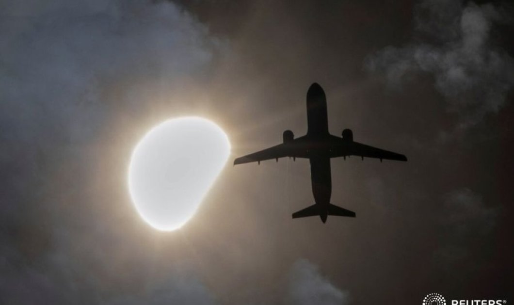 Φωτό ημέρας: Ένα αεροπλάνο περνά κοντά στην ολική έκλειψη ηλίου στο Bloomington της Ιντιάνα - Instagram @Reuters