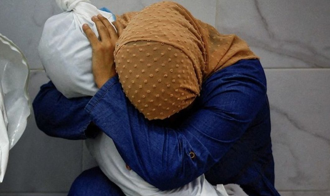 Φωτό ημέρας: Μία Παλαιστίνια κρατά το σαβανωμένο σώμα της ανιψιάς της 
