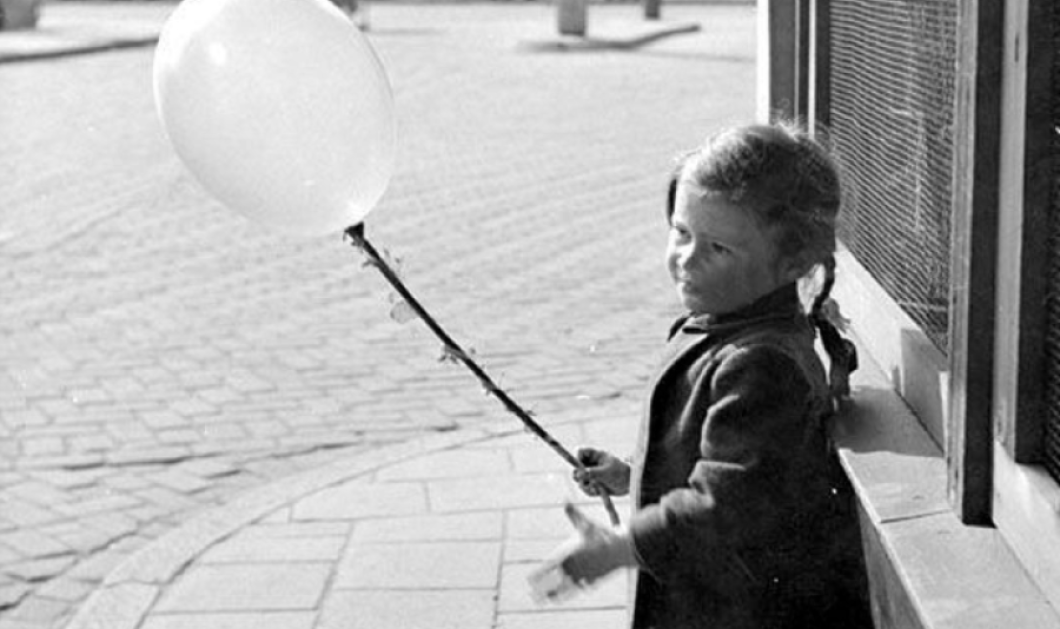 Φωτογραφία ημέρας: Little Girl in Amsterdam 1954 /instagram:  Kees Scherer-fubiz