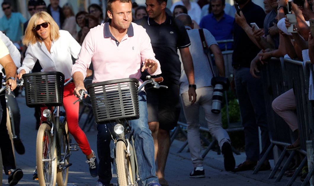 Ο Γάλλος πρόεδρος & η σύζυγός του Μπριζίτ, πάνω στα ποδήλατά τους μια μέρα πριν τις εκλογές- Picture: Philippe Wojazer / Reuters