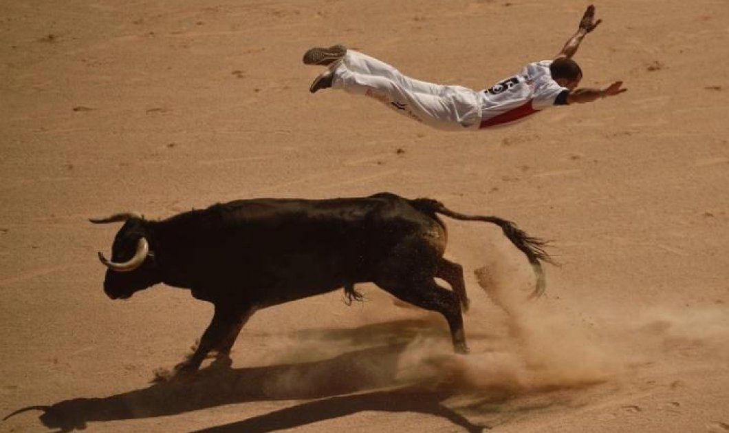 Ένας "Recortador" πηδά πάνω από έναν ταύρο στο φεστιβάλ του San Fermin -  Picture: ALVARO BARRIENTOS/AP