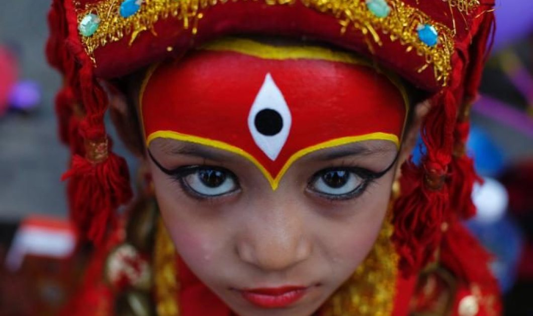 Ένα κορίτσι από το Νεπάλ ποζαρει στη κάμερα με την παραδοσιακή φορεσιά της, στη γιορτή Kumari Puja στο Κατμαντού - Picture: Narendra Shrestha/EPA