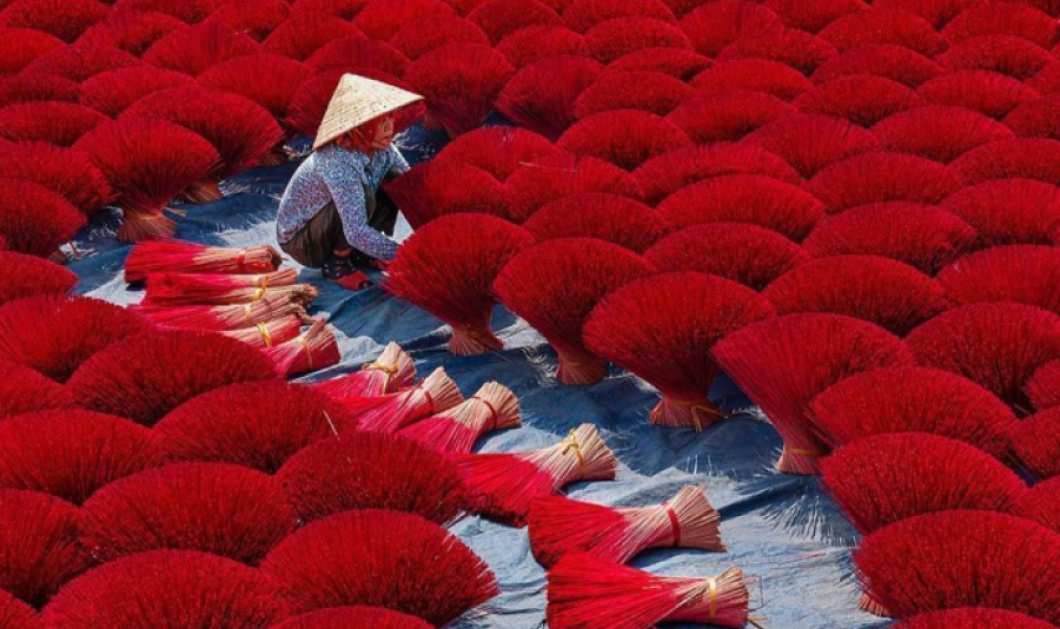 Φωτογραφία ημέρας: Beautiful Incense Colors in Vietnam/ @fubiz