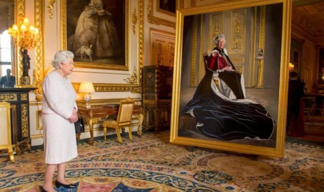 Η βασίλισσα Ελισάβετ επιθεωρεί το πορτρέτο της που δημιούργησε ο Henry Ward, στο Κάστρο Γουίνσδορ - Picture: Dominic Lipinski/Pool 