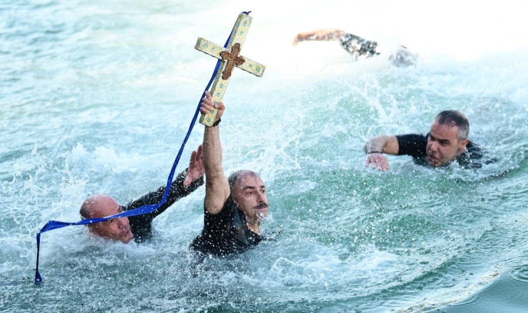 Φωτογραφία ημέρας:  ΘΕΟΦΑΝΕΙΑ / ΔΟΞΟΛΟΓΙΑ ΚΑΙ ΑΓΙΑΣΜΟΣ ΤΩΝ ΥΔΑΤΩΝ ΣΤΟ ΛΙΜΑΝΙ ΤΟΥ ΠΕΙΡΑΙΑ (ΜΙΧΑΛΗΣ ΚΑΡΑΓΙΑΝΝΗΣ/EUROKINISSI)