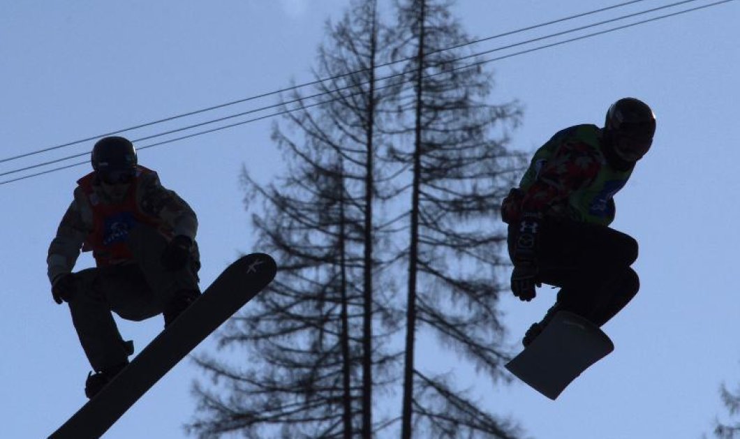 17/1/2015 - Σιλουέττες στον αέρα ! Κάνουν snow board και είναι υπέροχοι! Picture : AFP / Joe Klamar