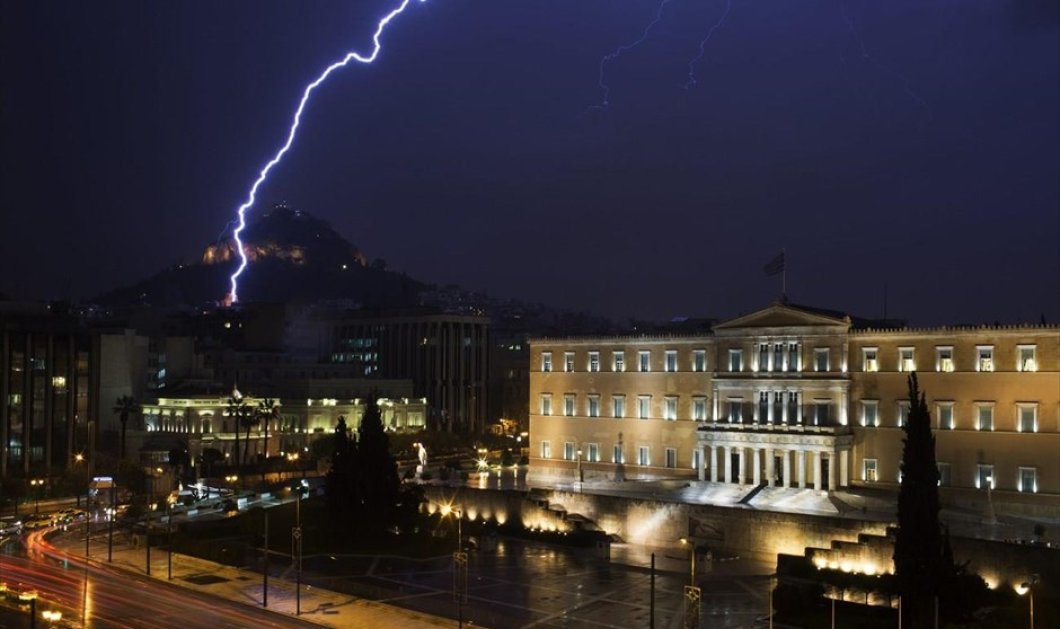 27/1/2015 - Εκπληκτικό στιγμιότυπο με κεραυνό να πέφτει στον Αθηναϊκό ουρανό με φόντο την Βουλή! REUTERS / MARKO DJURICA 