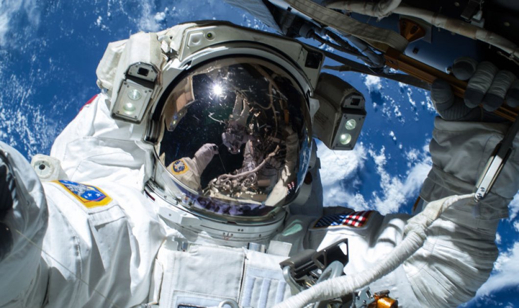 25/2/2015 - Η selfie του αστροναύτη Barry Wilmore από τον Διεθνή Διαστημικό Σταθμό με φόντο τη γη! Picture: Nasa/Rex