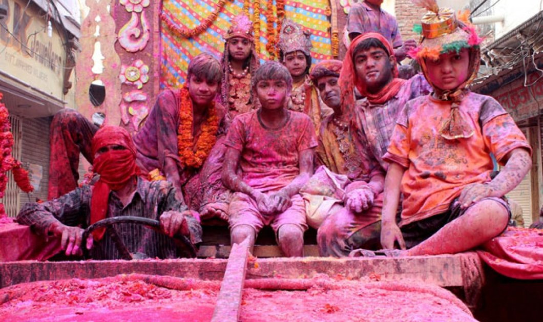 05/03/2015 - Στιγμιότυπο από το φεστιβάλ των χρωμάτων στο Νεπάλ - Το φεστιβάλ Holi γιορτάζεται με τον ερχομό της άνοιξης!