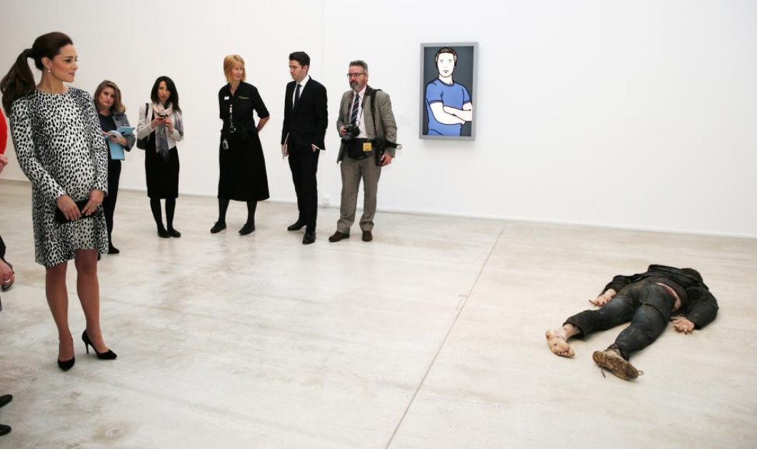 13/3/2015 - Η πανέμορφη έγκυος Κέιτ Μίντλετον ''κοντοστέκεται'' μπροστά στο αληθοφανές έργο τέχνης του Jeremy Millar! REUTERS/Suzanne Plunkett
