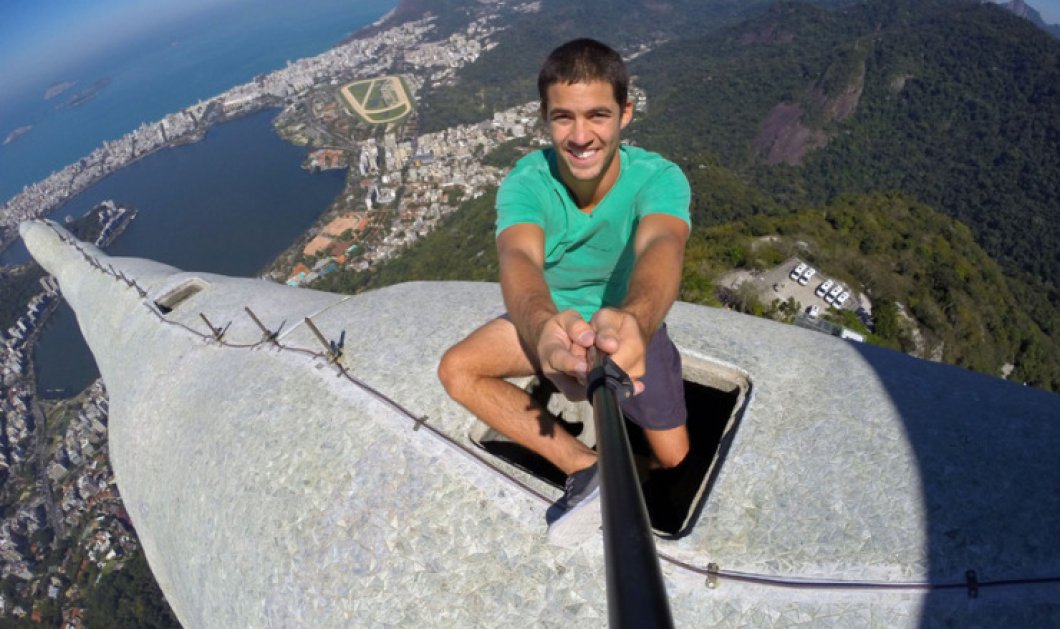 17/3/2015 - Η εκπληκτική selfie του ριψοκίνδυνου ορειβάτη Τιάγκο από το άγαλμα του Ιησού στο Ρίο! Picture: Thiago Correa/Caters
