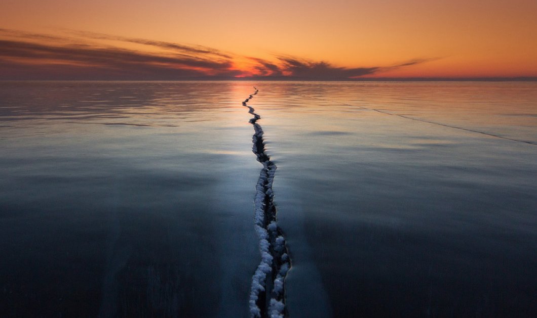 30/3/2015 - Εκπληκτική φωτό με το ''σκίσιμο'' της λίμνης Baikal στη Ρωσία να χωρίζει την γη στα δύο! Picture: Alexey Trofimov/Solent News