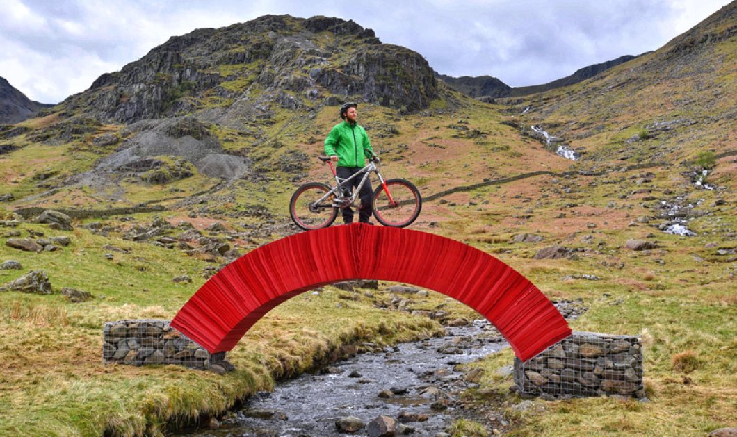 11/5/2015 - Πανέμορφη φωτό με ένα ποδηλάτη να στέκεται πάνω σε μια χάρτινη κόκκινη γέφυρα στην Cumbria - Picture: Paul Kingston / NNP