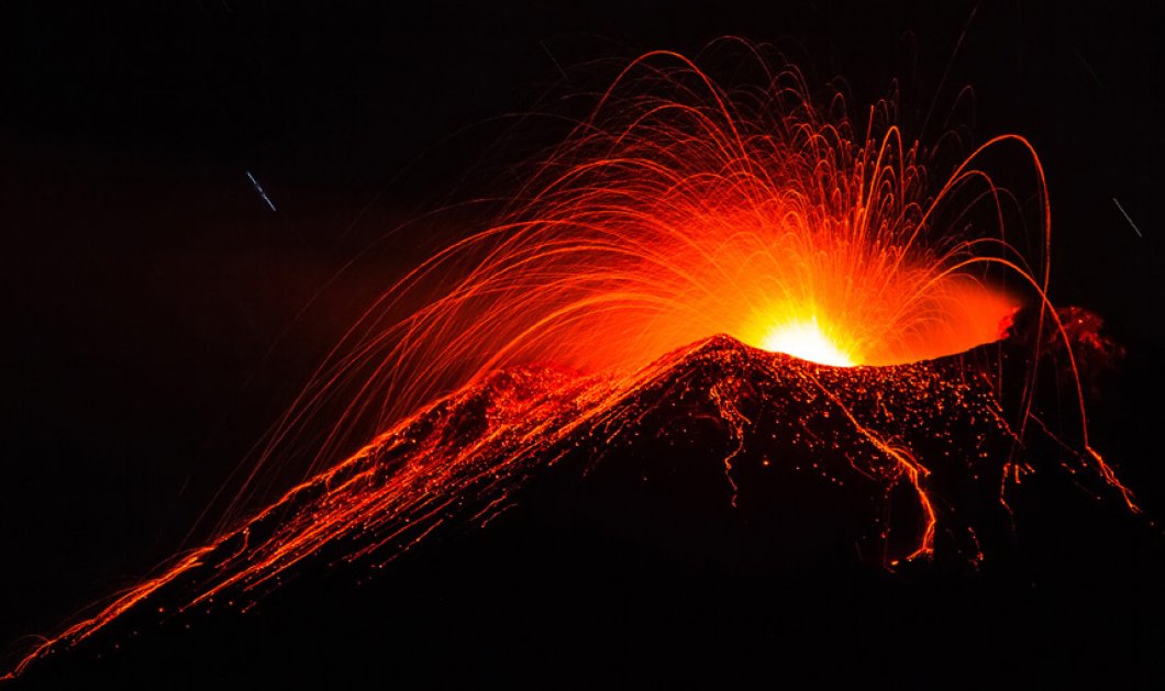 13/5/2015 - Εντυπωσιακό στιγμιότυπο από την έκρηξη του ηφαιστείου της Αίτνας που κάνει τον γύρο του κόσμου - Picture: Marco Restivo / Barcroft Media