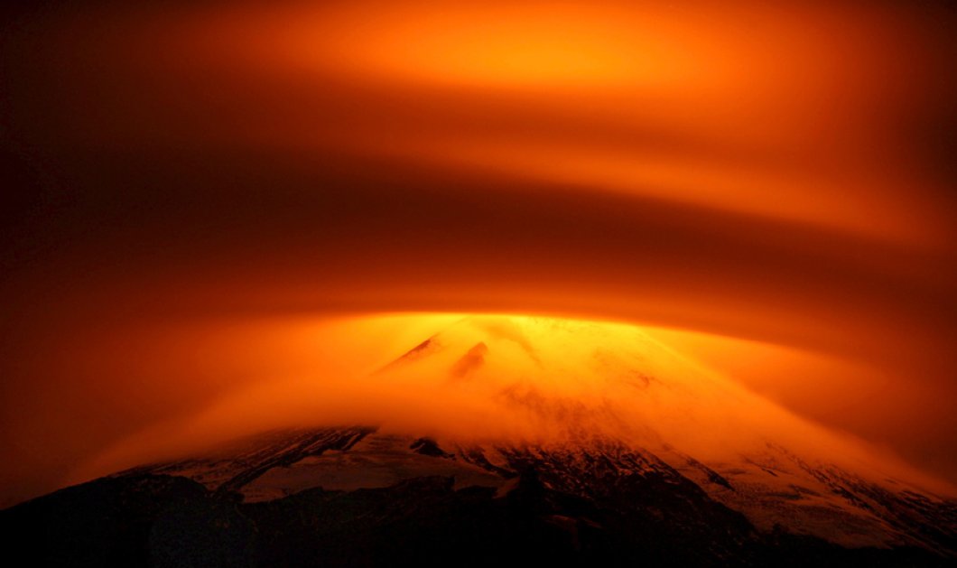 20/5/2015 - Εκπληκτική φωτό με θέα το ηφαίστειο Villarrica στη Χιλή και τα σύννεφα που το ''ντύνουν'' - Picture: REUTERS