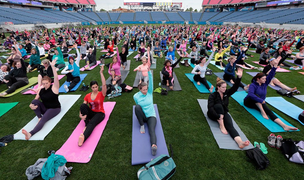 22/5/2015 - Φωτό ημέρας από το μάθημα yoga χιλιάδων γυναικών στο Nashville του Tennessee - Picture: AP/Mark Humphrey