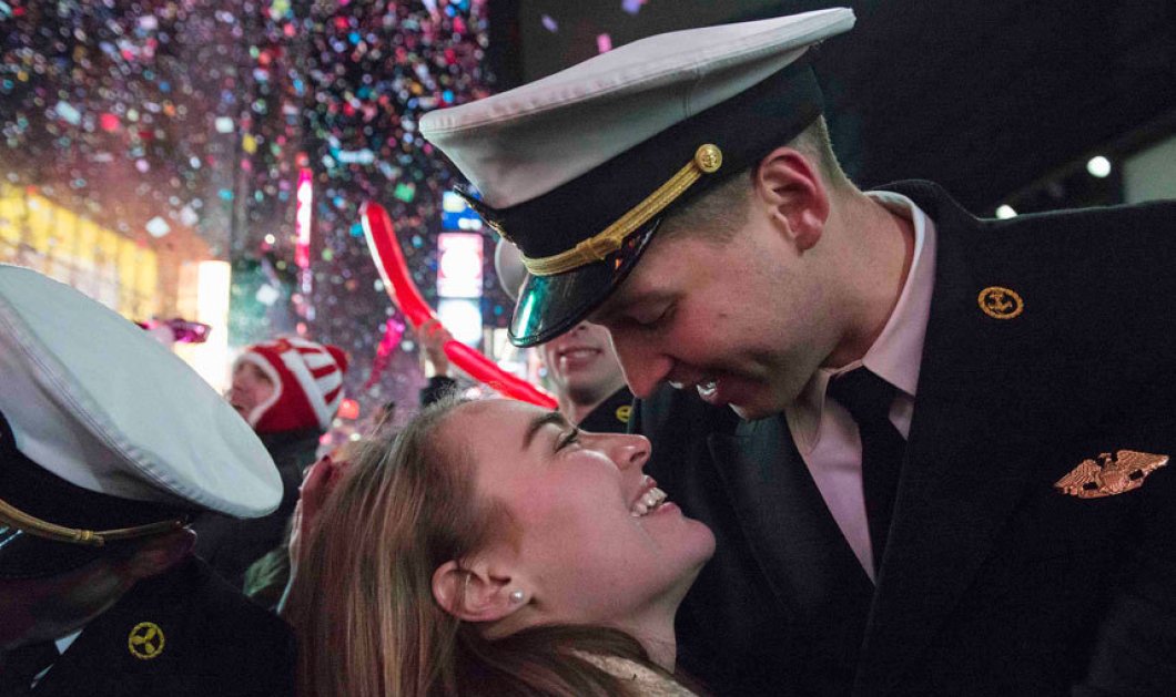 1/1/2015 - Ένα ζευγάρι που υποδέχεται το 2015 μέσα σε κομφετί και πυροτεχνήματα  όταν το ρολόι χτυπάει 12 στη Νέα Υόρκη - Φωτό: Reuters  