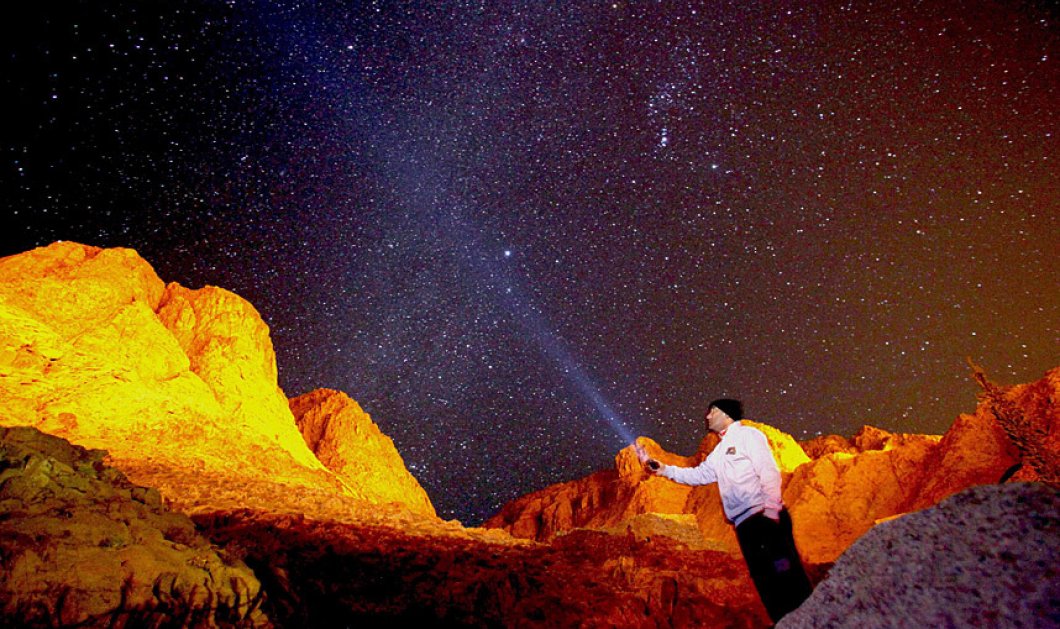3/1/2014 - Εντυπωσιακή φωτογραφία υπό το φως των αστεριών και ενός φακού στο βουνά Sinai στην Αίγυπτο! Picture: Ahmed Gomaa/Xinhua Press/Corbis 