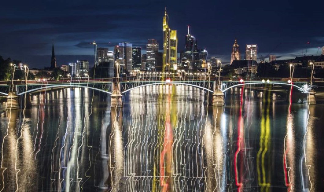Φρανκφούρτη: Τα κτίρια και τα φώτα της πόλης αντανακλούν στο ποτάμι - Φωτογραφία:  Rumpenhorst/dpa via AP