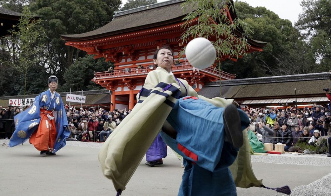 Στο Κιότο αναβιώνουν το παραδοσιακό γιαπωνέζικο παιχνίδι Kemari, που θυμίζει λίγο από... ποδόσφαιρο! - Picture: Jiji Press/AFP/Getty Images 
