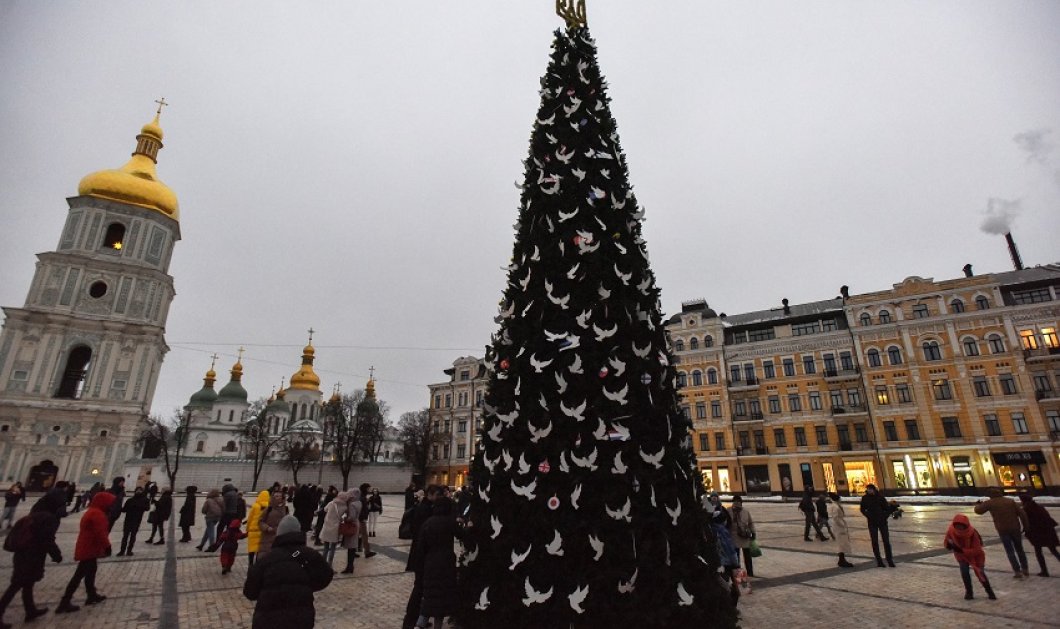 Φωτό ημέρας από την εμπόλεμη Ουκρανία - το χριστουγεννιάτικο δέντρο στην πλατεία Sofiyska του Κιέβου - photo: Oleg Petrasyuk/EPA-ANA/MPA 