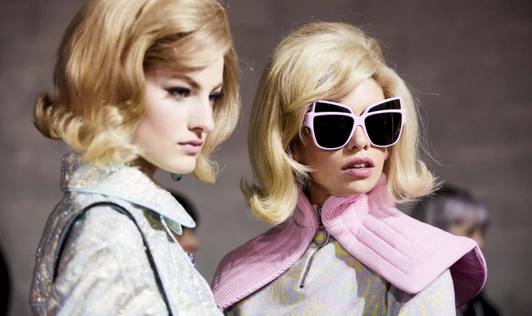 Μοντέλα φωτογραφίζονται στο παρασκήνιο στην επίδειξη Moschino της Εβδομάδα μόδας του Μιλάνου - Picture: Tristan Fewings/Getty Images 