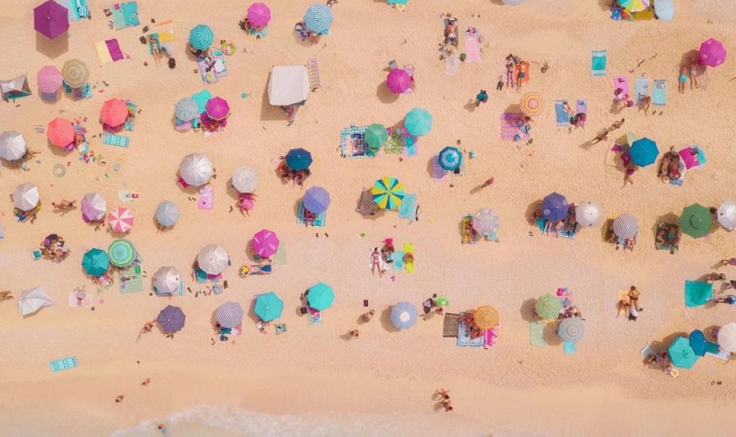 Φωτό ημέρας από τον @spathumpa - η αμμουδιά γεμάτη με πολύχρωμες ομπρέλες! 