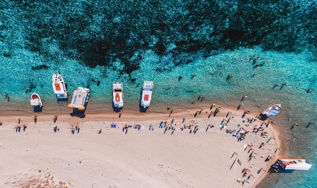 Στο Μαραθονήσι ευτυχία είναι… τα κρυστάλλινα, καθαρά νερά του ωκεανού – Η φωτογραφία της ημέρας από το Greece Drone 