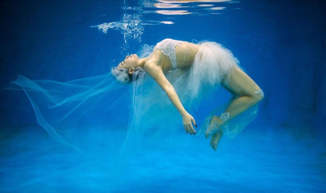 02/12/2014 - Ρομαντική και όμορφη βρίσκει την Leng Yuting ο αρραβωνιαστικός της βλέποντας την να φωτογραφίζεται κάτω από το νερό - AFP PHOTO/JOHANNES EISELE