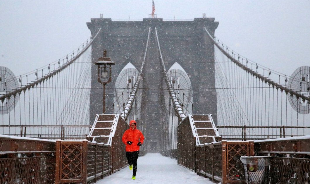 Πρωινό τρέξιμο στη χιονισμένη γέφυρα του Brooklyn, στη Νέα Υόρκη - Picture: Andrew Kelly/Reuters