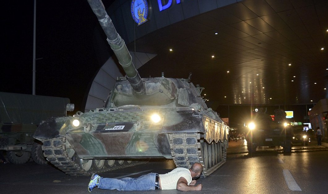 Ξάπλωσε μπροστά από τα άρματα μάχης για να εμποδίσει με τη ζωή του το πραξικόπημα στην Τουρκία - Picture: Reuters