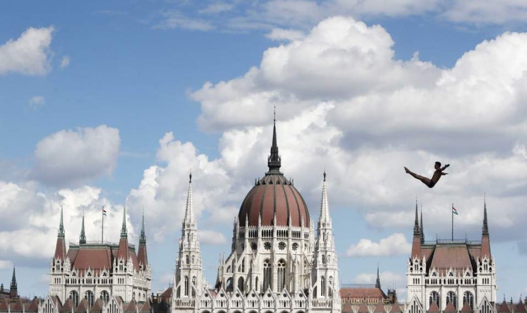 Βουτιά με φόντο την Ουγγρική Βουλή: Ο Murillo Galves Maques της Βραζιλίας να διαγωνίζεται στις καταδύσεις στο Παγκόσμιο Πρωτάθλημα - Φωτογραφία: REUTERS/Bernadett Szabo