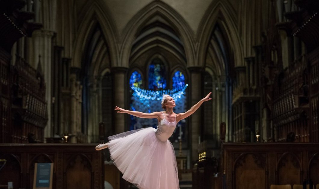 Η μπαλαρίνα Emily Harper χορεύει στον Καθεδρικό ναό του Salisbury, στη Βρετανία - Picture: Matt Cardy/Getty Images