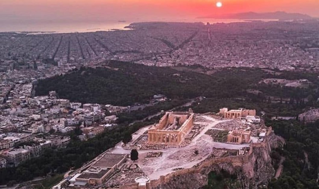 Το απίθανο ηλιοβασίλεμα της Αθήνας με θέα από ψηλά (Φωτό: @greecelover_gr) [Δείτε περισσότερα στο madeingreece.news]