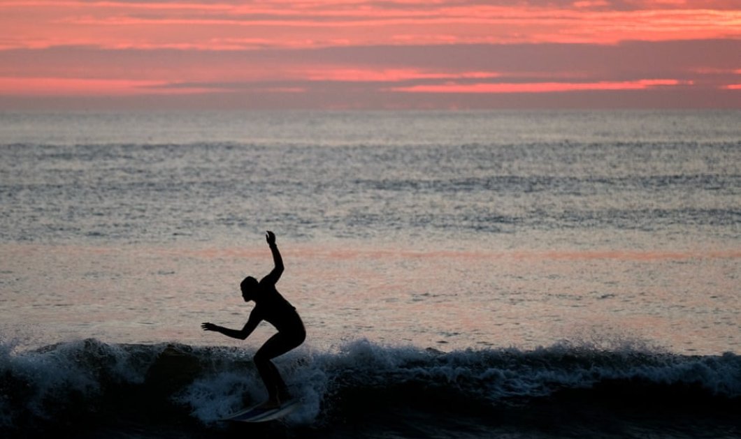 Surfing στην Δύση του ήλιου – Ειδυλλιακή φωτό ημέρας! -  Ian Forsyth/Getty Images