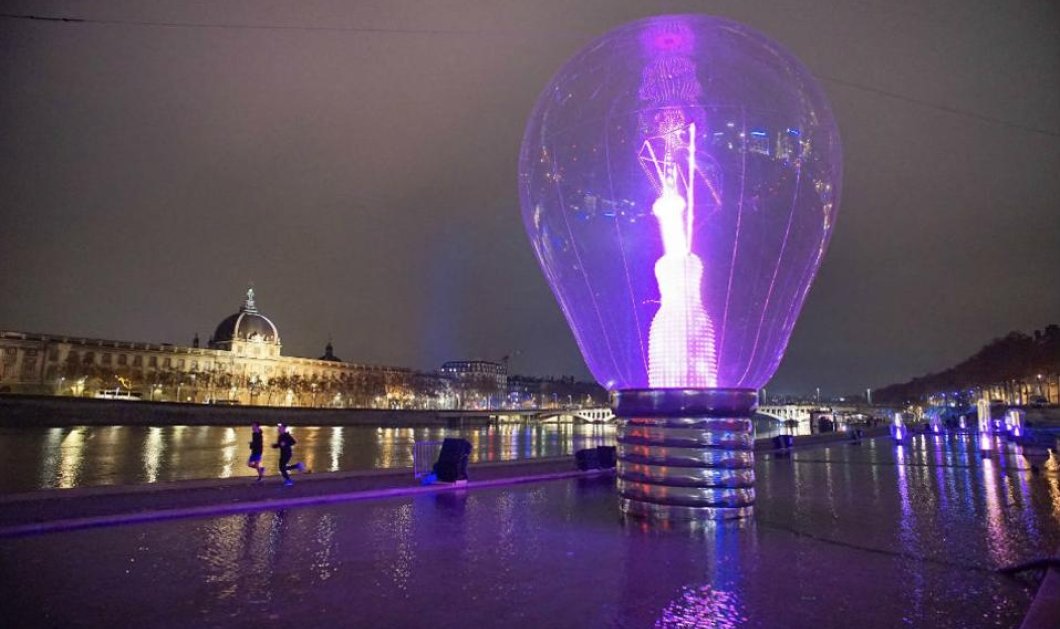 13/12/2014 -  Mία τεράστια γυάλινη λάμπα έστησαν στο κέντρο της Λυών για να ''φωτιστεί'' η Γαλλική πόλη στο περίφημο Festival of Lights! REUTERS/Robert Pratta  