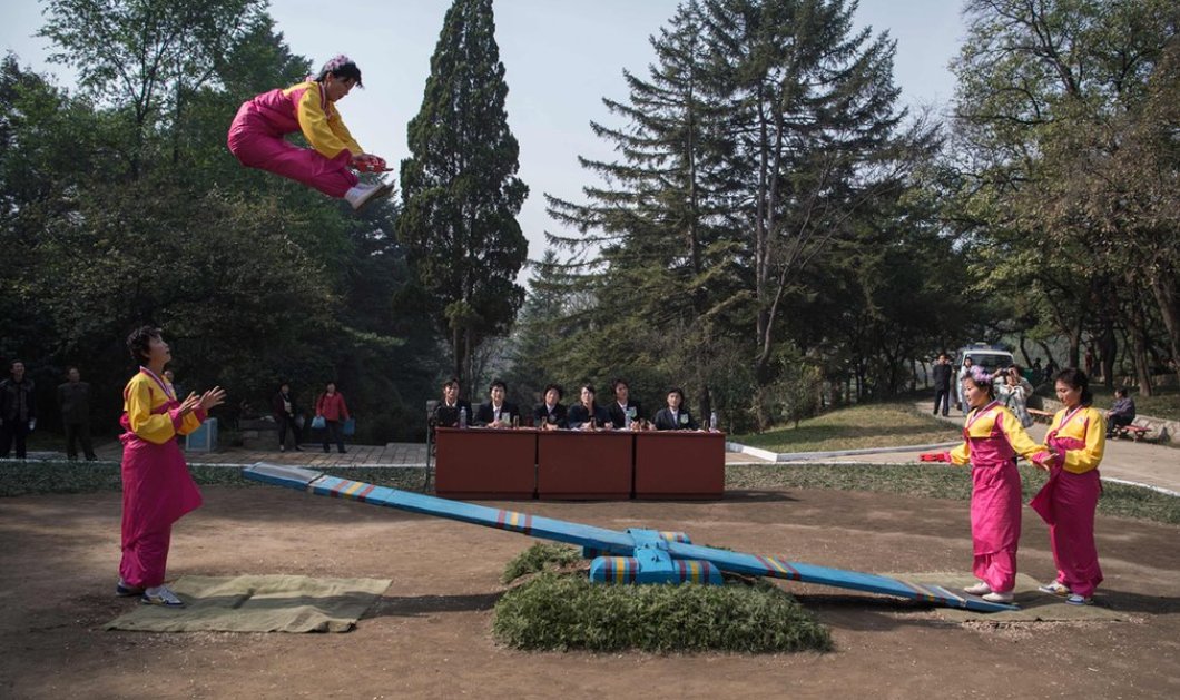 Αθλητές στη Βόρεια Κορέα συμμετέχουν σε ένα από τα "ξεχωριστά" αγωνίσματα που περιλαμβάνουν οι "Αγώνες του Λαού" - Picture: Kim Won-Jin/AFP/Getty Images 