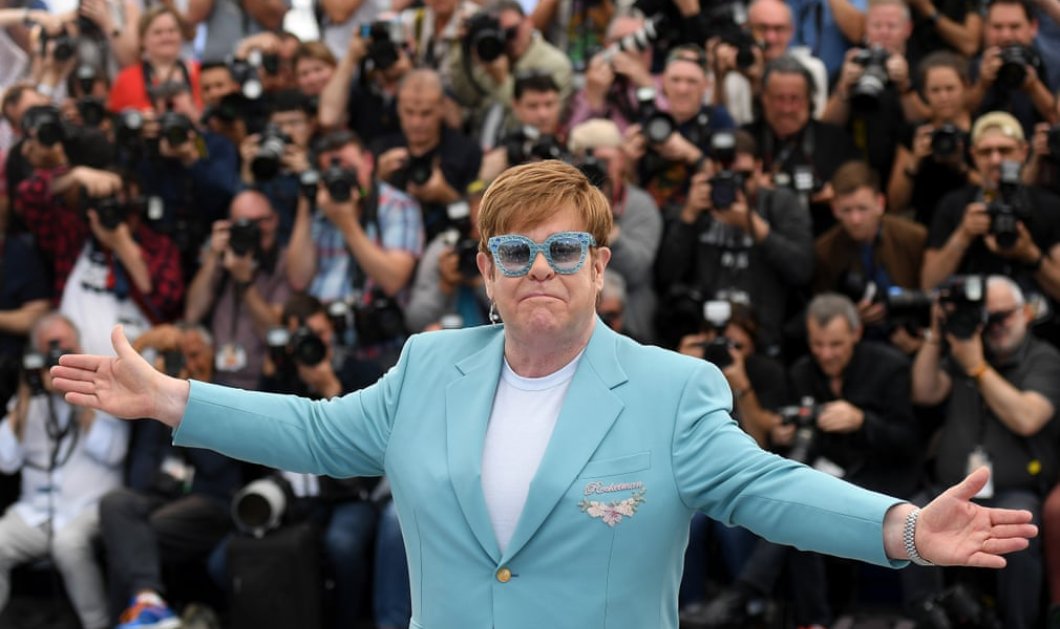 Ο Elton John σε μια ανεπανάληπτη θαλασσί εμφάνιση – Μακρύ σκουλαρίκι & στρας γυαλί -  Getty Images