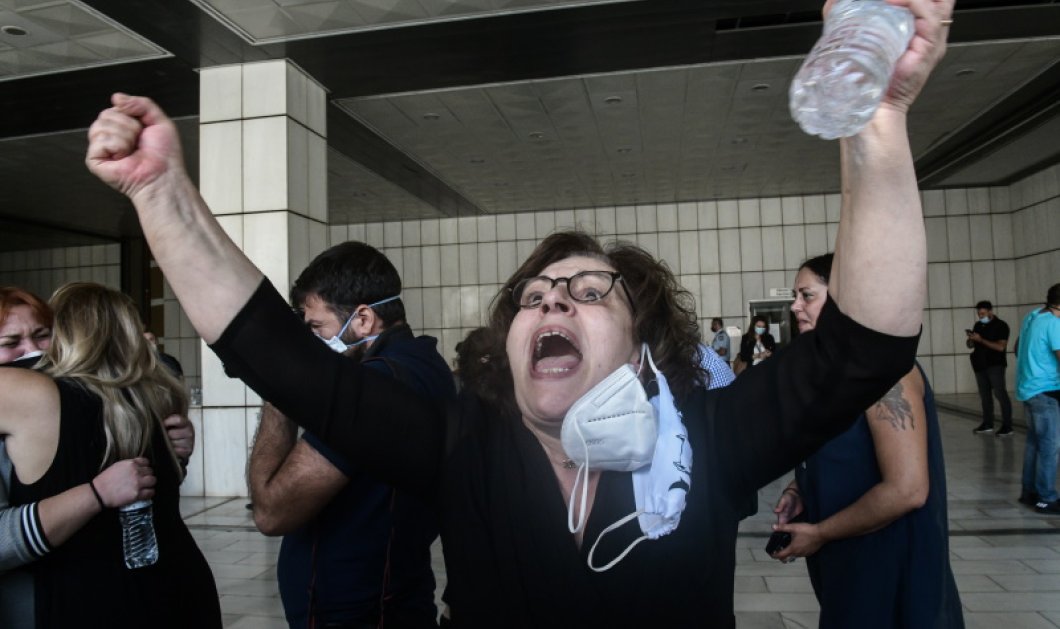 Φωτό ημέρας: Η συγκλονιστική εικόνα της μάνας Μάγδας Φύσσα μετά την ετυμηγορία για τη Χρυσή Αυγή/ Photo: Eurokinissi 