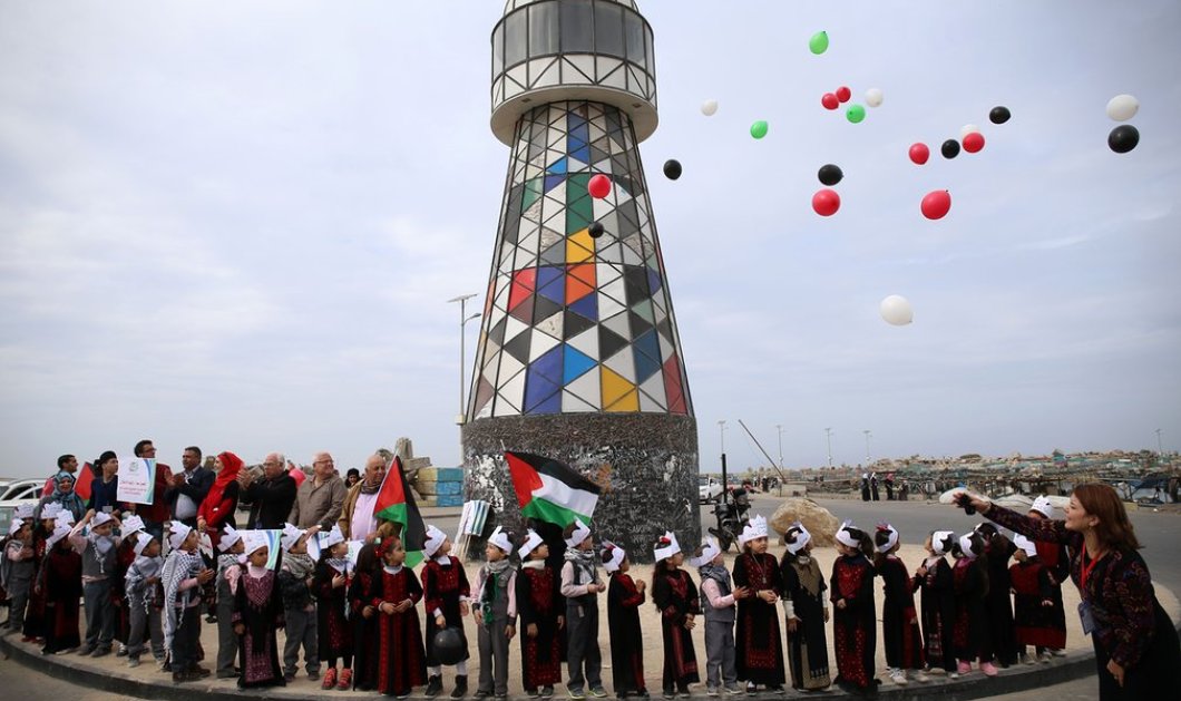 Παιδιά στη Λωρίδα της Γάζας αφήνουν πολύχρωμα μπαλόνια γιορτάζοντας τη Διεθνή Ημέρα Αλληλεγγύης προς τον Παλαιστινιακό Λαό -  Picture: Mohammed Abed/AFP/Getty Images 