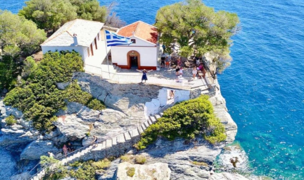 Μοναδική λήψη από ψηλά στο εκκλησάκι του «Mamma Mia» στην Σκόπελο! Φώτο: @unlimitedgreece [Δείτε περισσότερες φωτογραφίες στο madeingreece.news] 