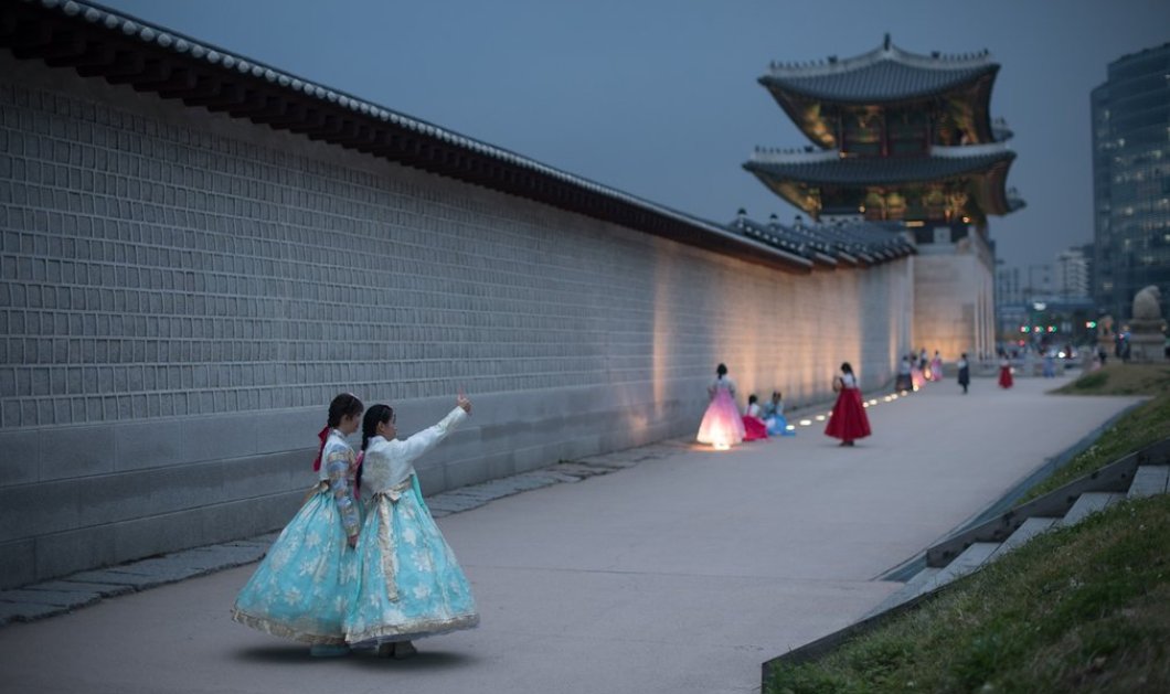 Νεαρά κορίτσια με παραδοσιακές στολές επισκέπτονται το παλάτι Gyeongbokgung στη Ν. Κορέα - Picture:  Ed Jones/AFP/Getty Images 